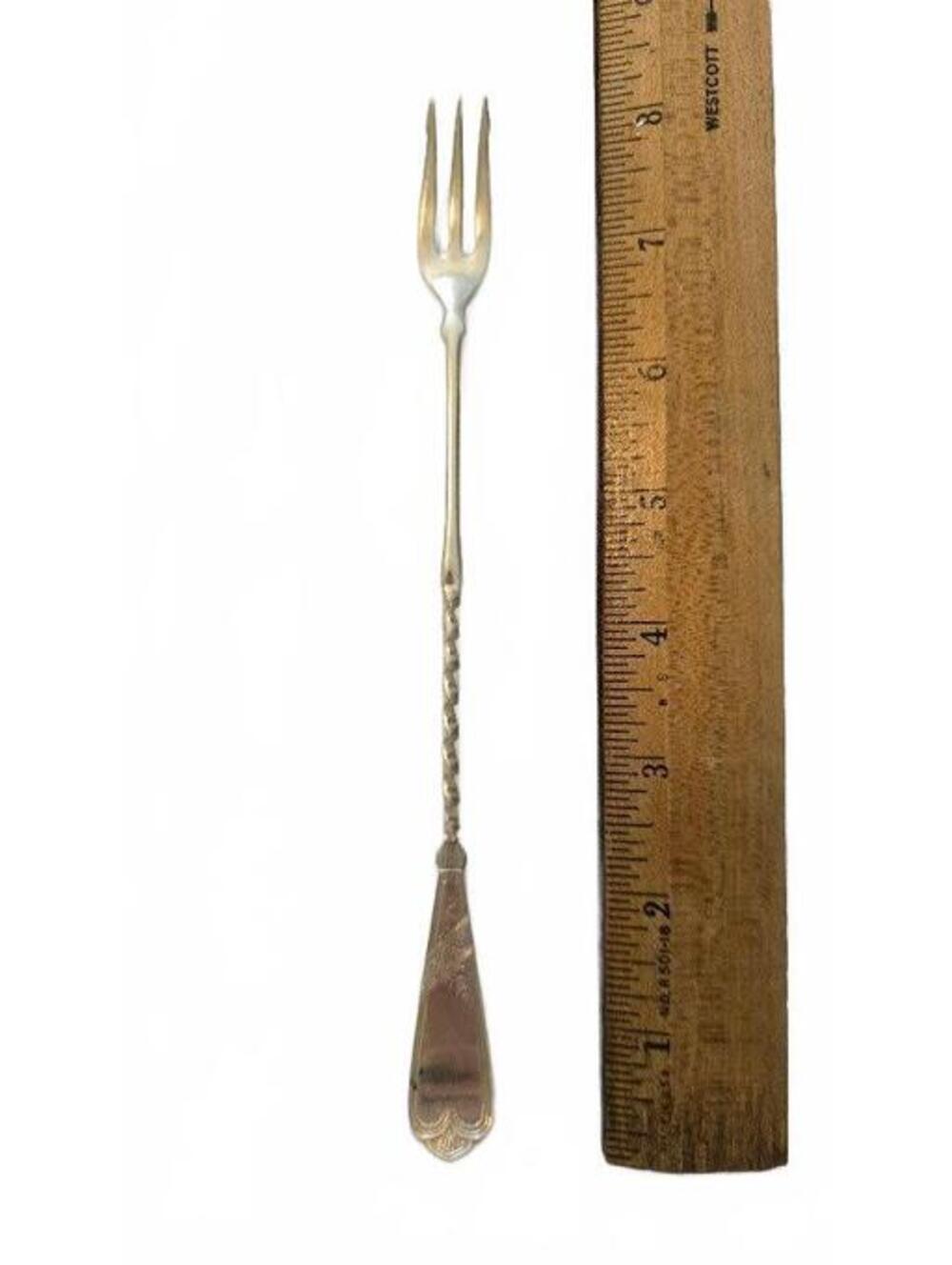 1847 Rogers Assyrian Head Silverplate Pickle Fork